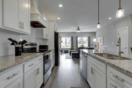 הוילה נאשוויל New Build 5 Min To Broadway Sleeps 10 מראה חיצוני תמונה