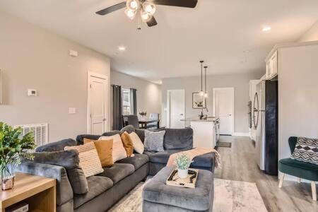 הוילה נאשוויל New Build 5 Min To Broadway Sleeps 10 מראה חיצוני תמונה