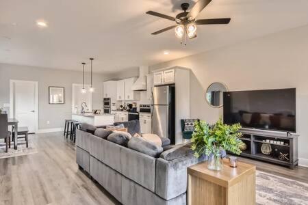 הוילה נאשוויל New Build 5 Min To Broadway Sleeps 10 מראה חיצוני תמונה