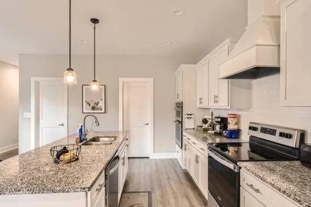 הוילה נאשוויל New Build 5 Min To Broadway Sleeps 10 מראה חיצוני תמונה