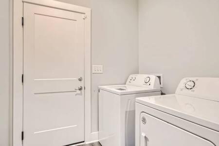 הוילה נאשוויל New Build 5 Min To Broadway Sleeps 10 מראה חיצוני תמונה